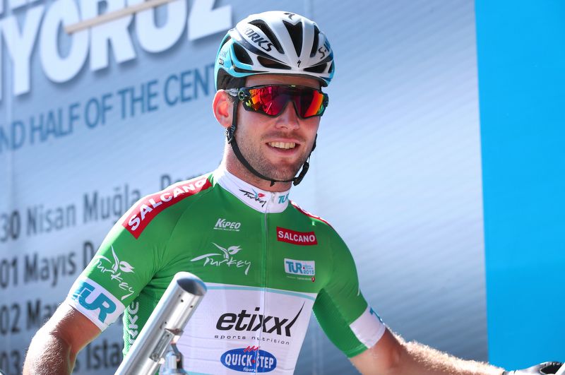 Mark Cavendish signs on in the points jersey