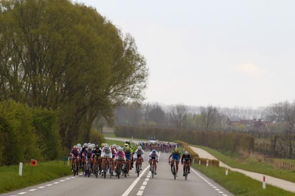 The bunch quickly split into several groups