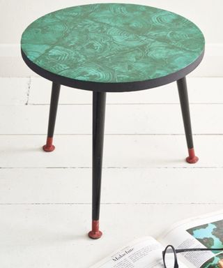 A green malachite effect coffee table upcycle using Annie Sloan chalk paint