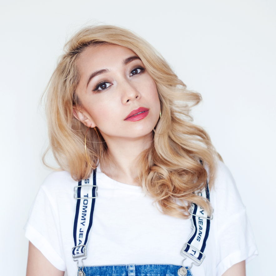 Clothing, Lip, Hairstyle, Skin, Sleeve, Chin, Shoulder, Eyebrow, Eyelash, Joint, 