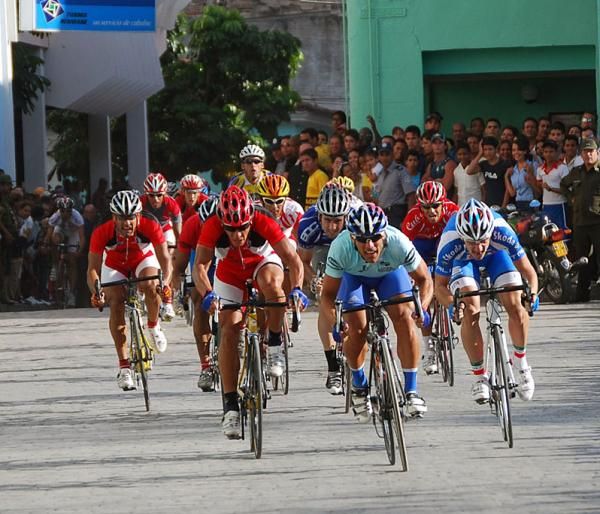 The sprinters rumble into town, with Elia Viviani (r) taking on stage winner Yans Carlos Arias (c)