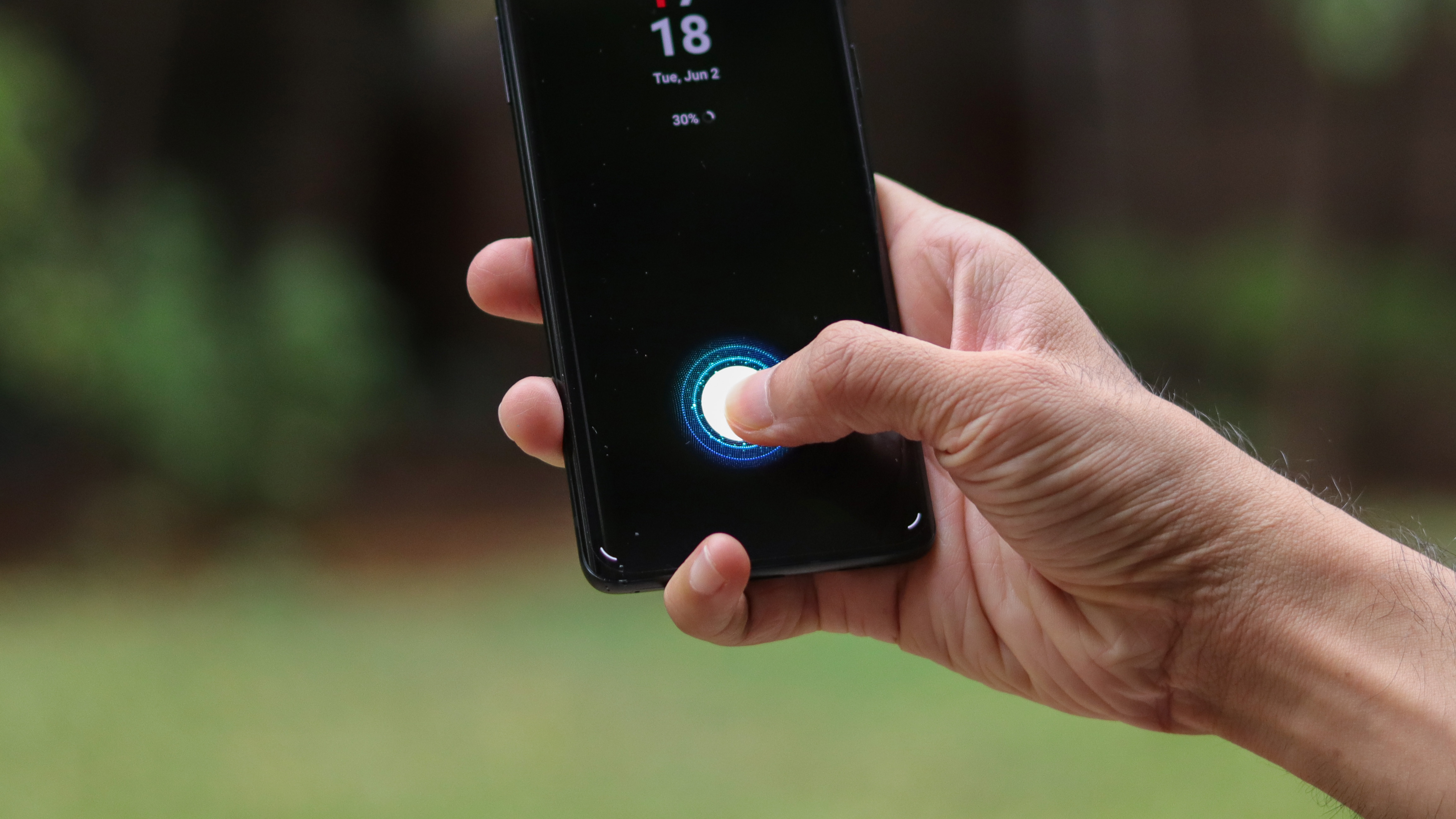 OnePlus 8 med aktivert fingerleser.