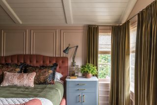 A living room with pink walls and off-white ceiling painted in farrow and ball
