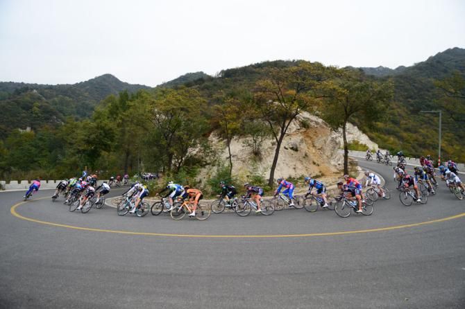 The peloton descends