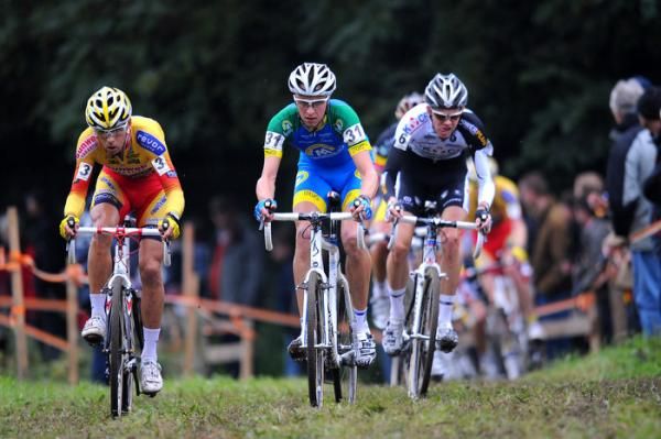 Vanthourenhout leads a chase group across the grass