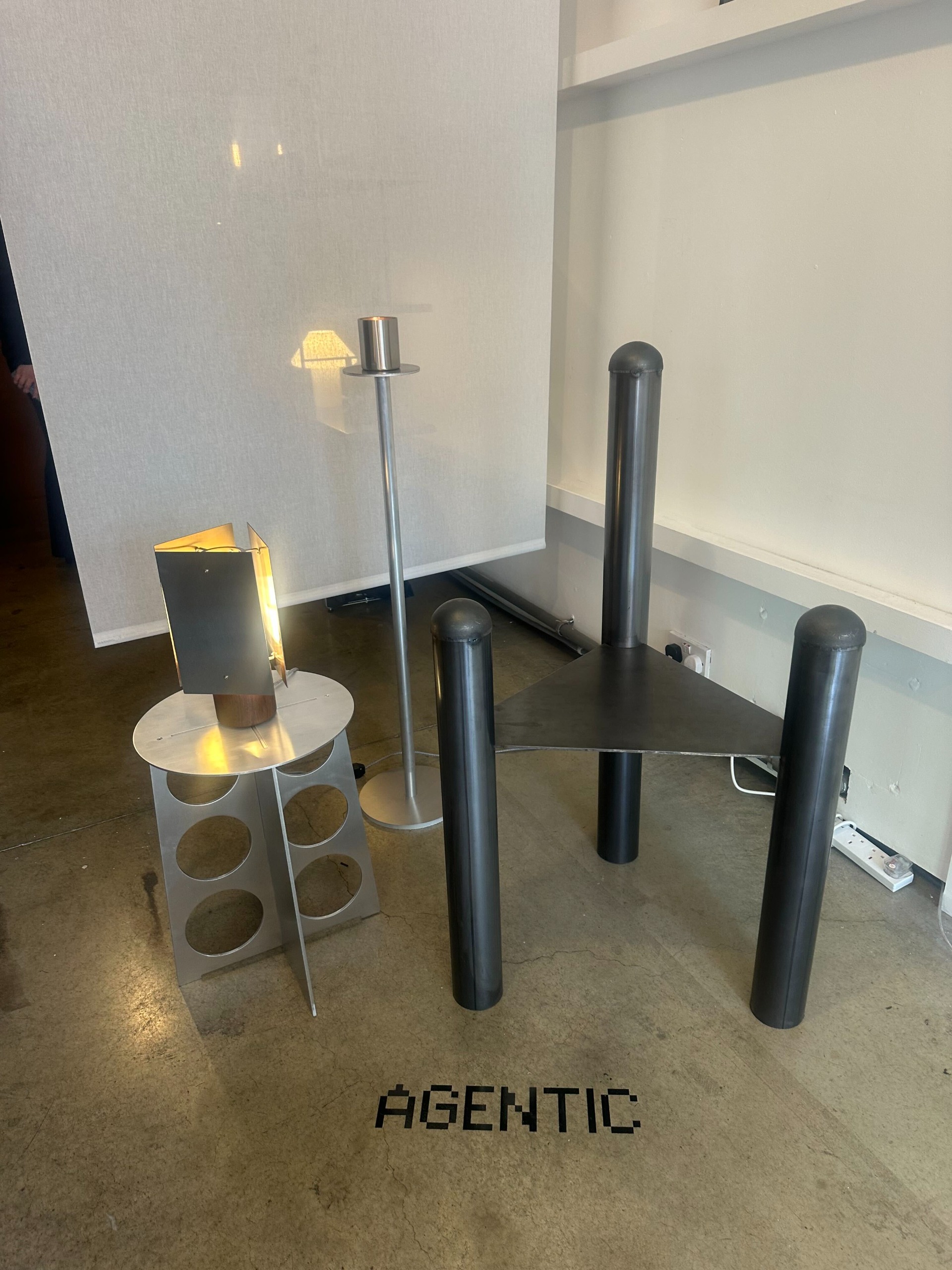 The Shape of Scent sergisinde metal paravan ve küresel ışık