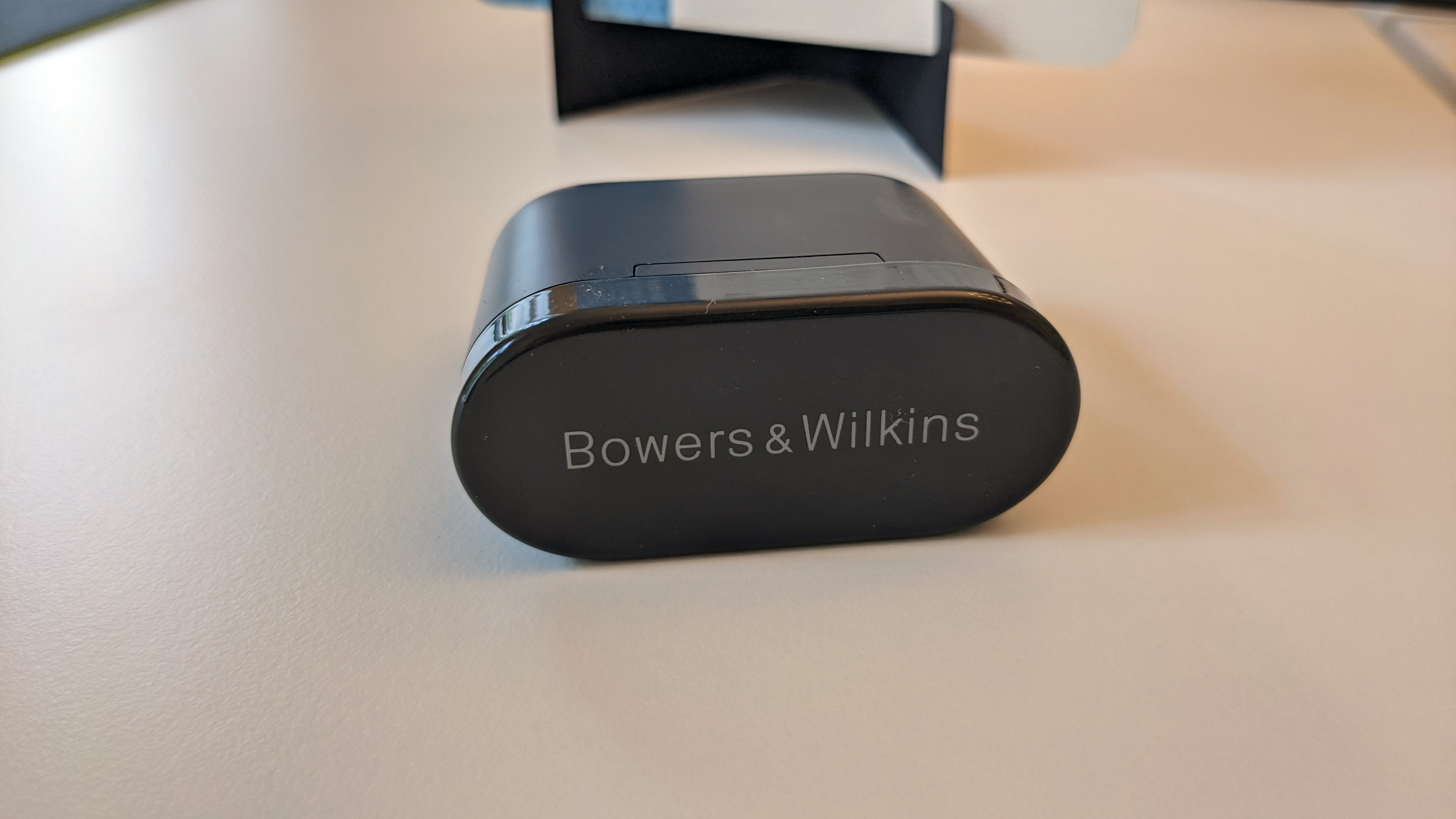 Blick auf den Deckel vom Ladecase der Bowers & Wilkins PI5