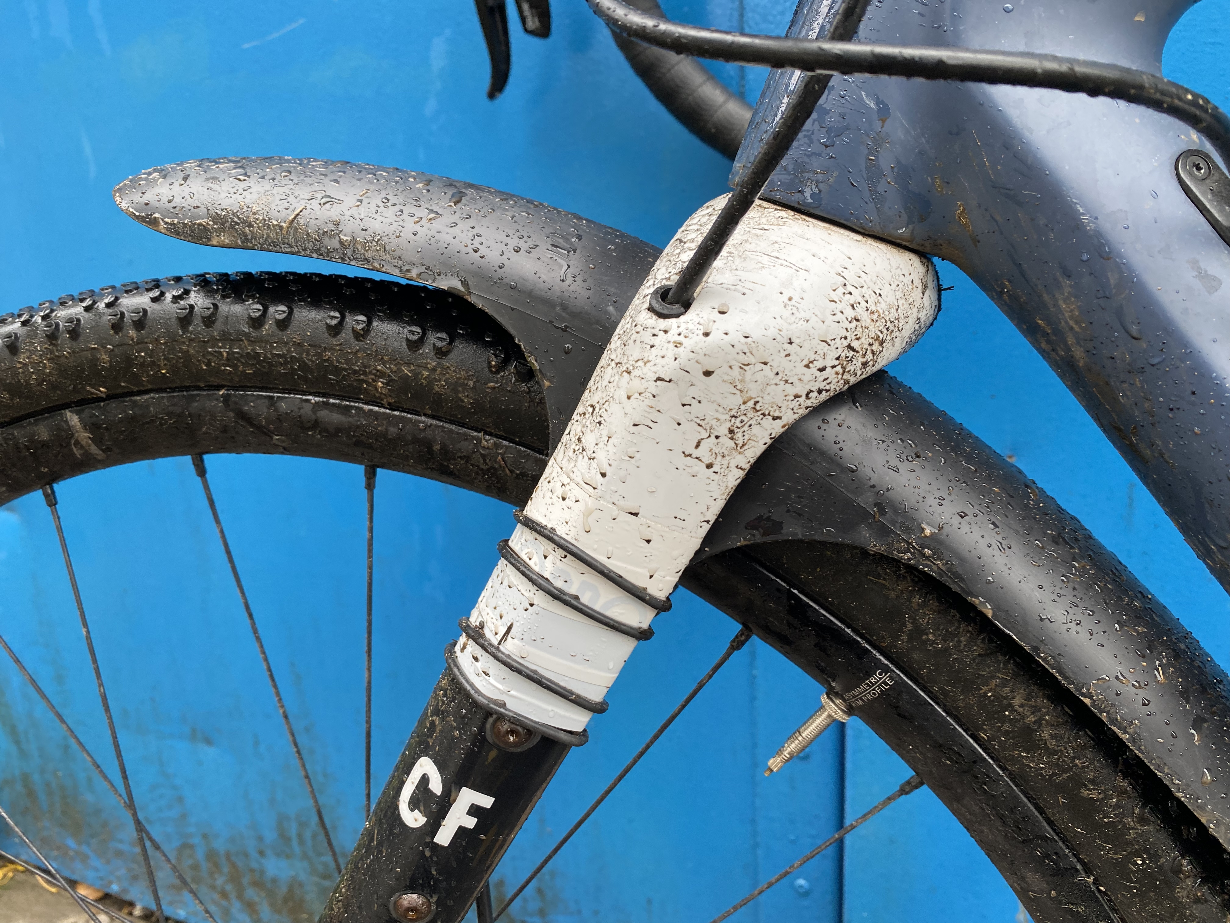 Image shows a gravel bike with the Mudhugger Gravelhugger front fender / mudguard attached.
