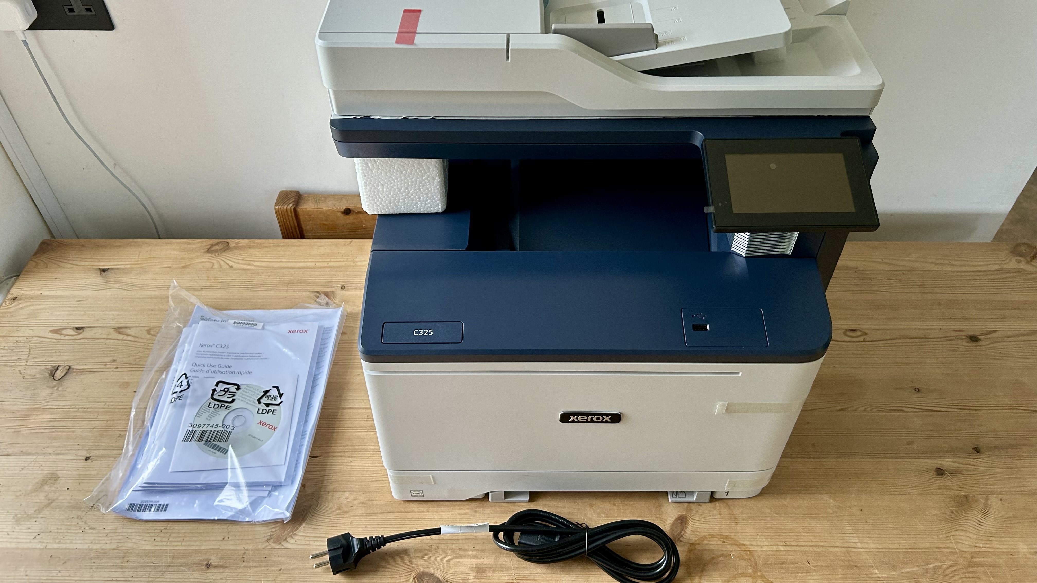 طابعة ليزر Xerox C325 في مكتب منزلي أثناء الاختبار