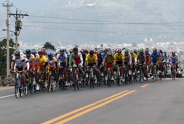 The peloton makes its way out of Ibarra.