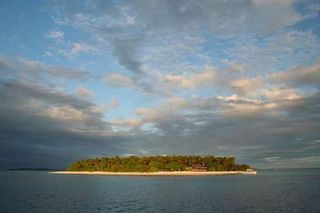 mounu-island-tonga-100702-02