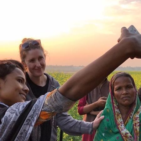 ONganic Foods, ladies taking a selfie