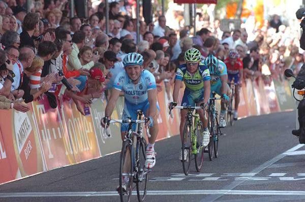 Davide Rebellin (Gerolsteiner) gets second.