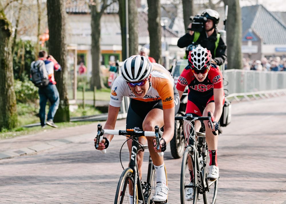 Moniek Tenniglo and Lauren Komanski formed a late breakaway