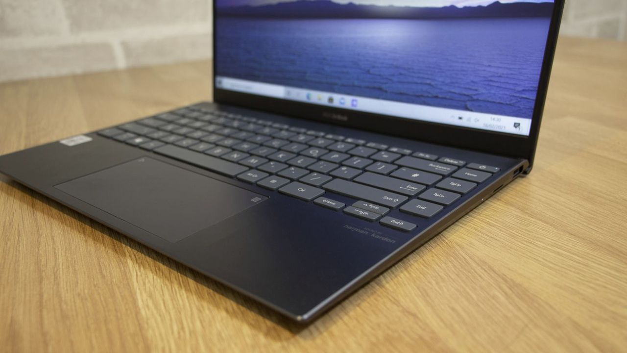 Asus ZenBook 14 UX425J keyboard closeup