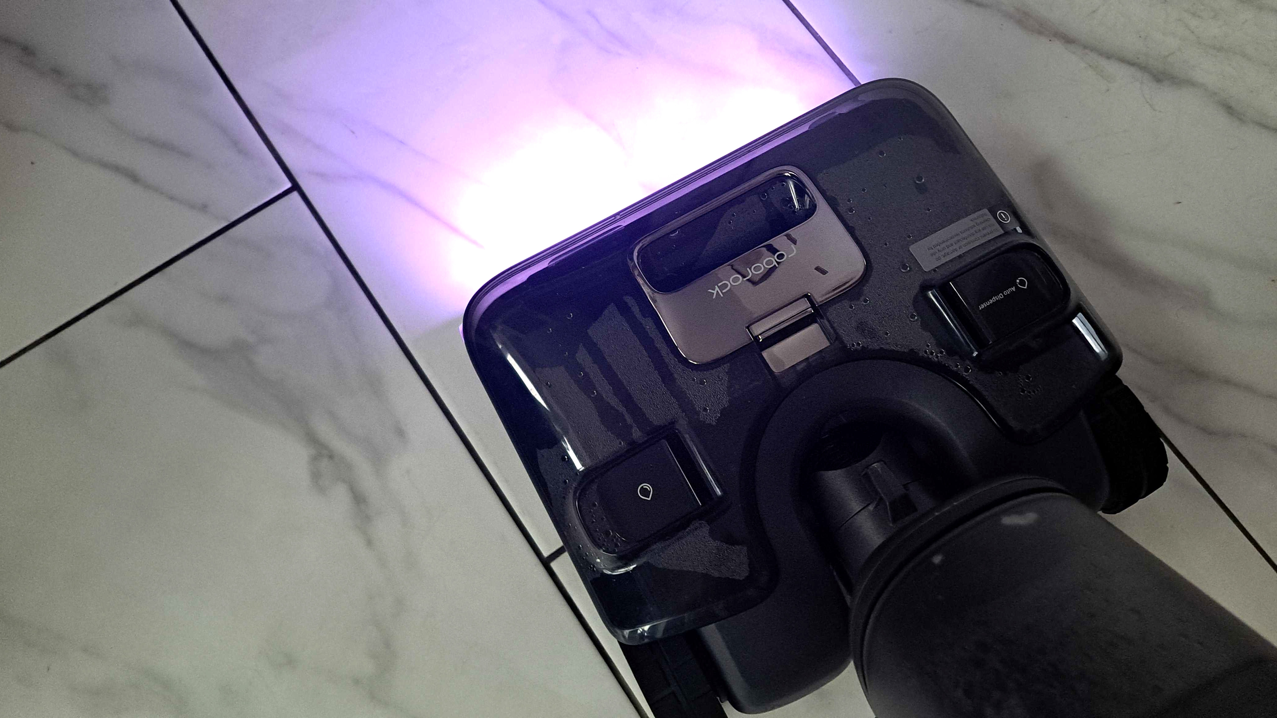 Roborock F25 Ultra steaming tiles