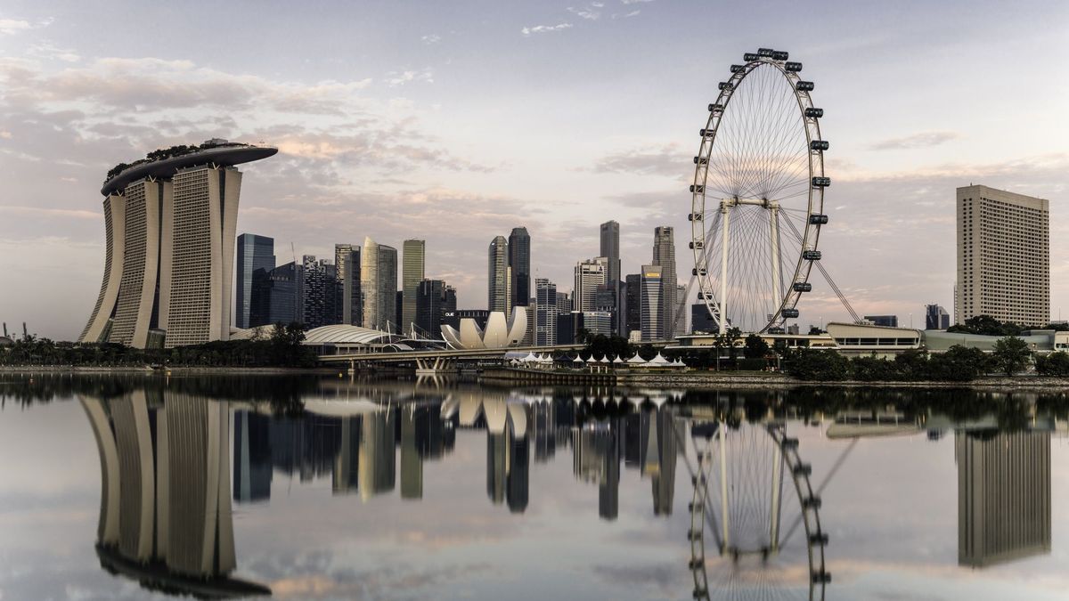 Singapore&amp;#039;s skyline at dawn