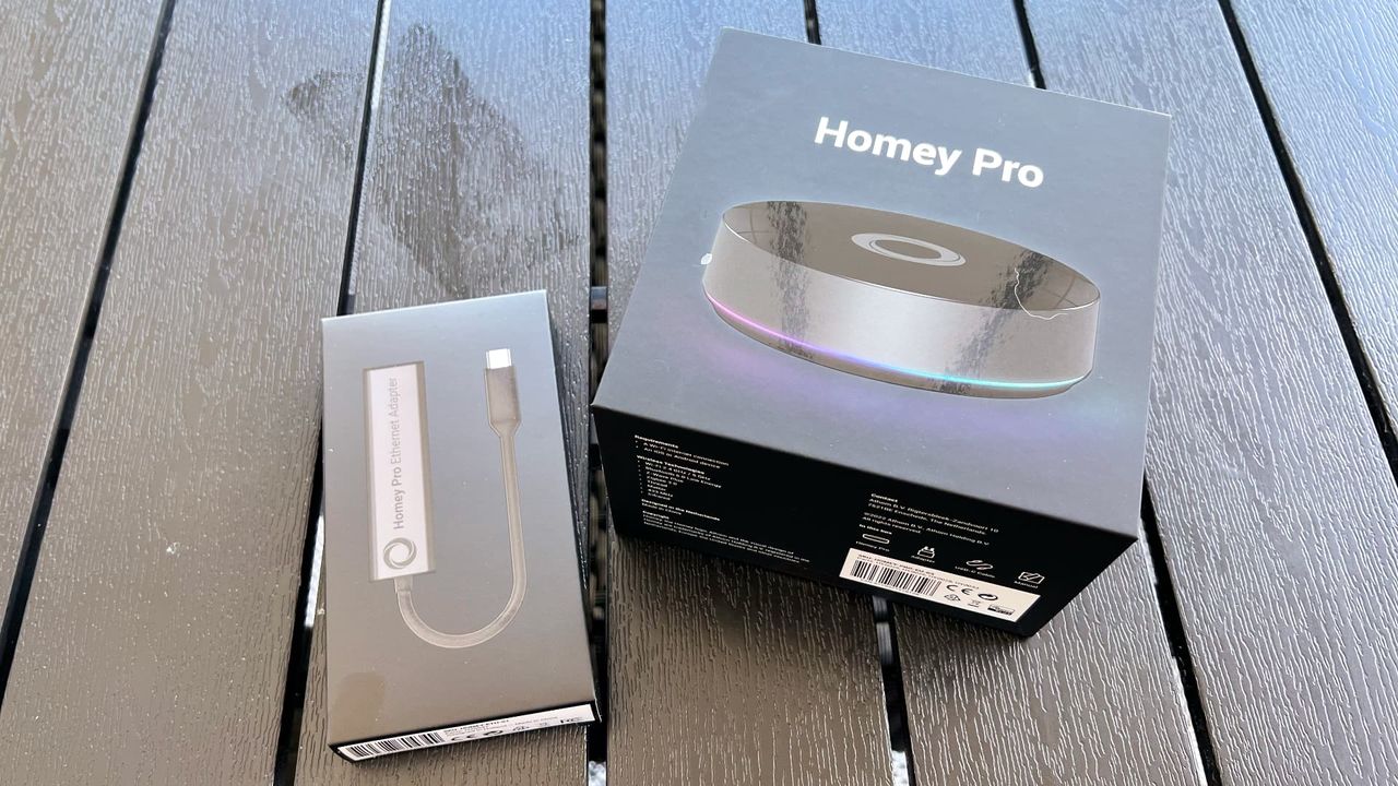 Homey Pro med ethernet-adapter p&aring; bord p&aring; bord