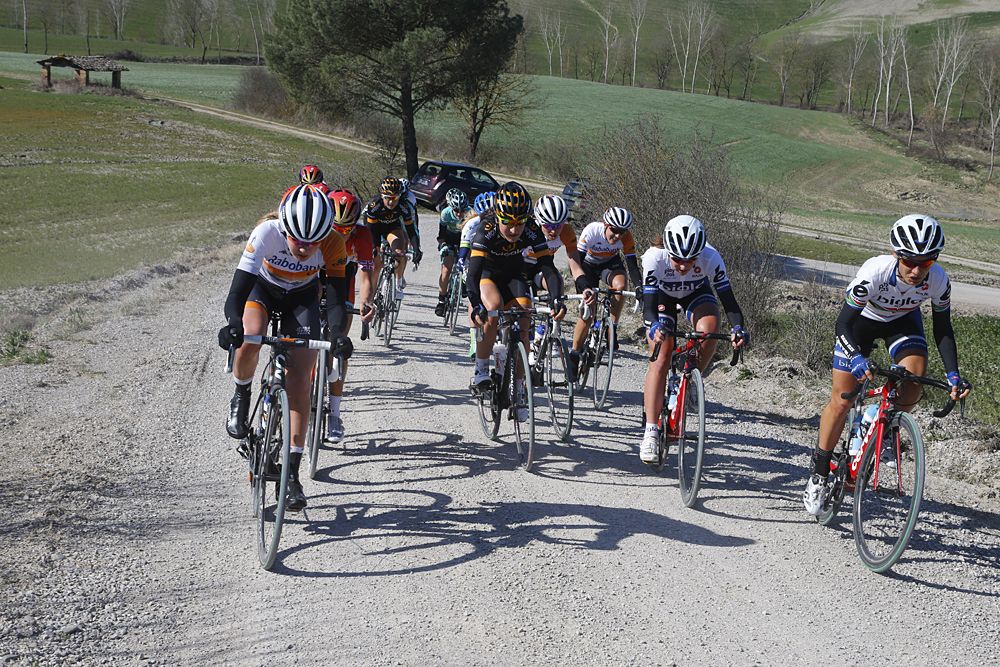 The lead group at the women's Strade Bianche
