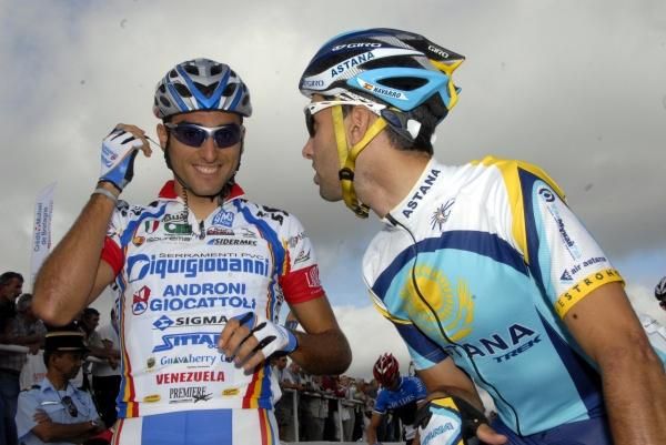 Luis Angel Mate Mardones (Serramenti PVC Diquigiovanni-Androni Giocattoli) and Daniel Navarro (Astana) chat prior to the GP Ouest France.