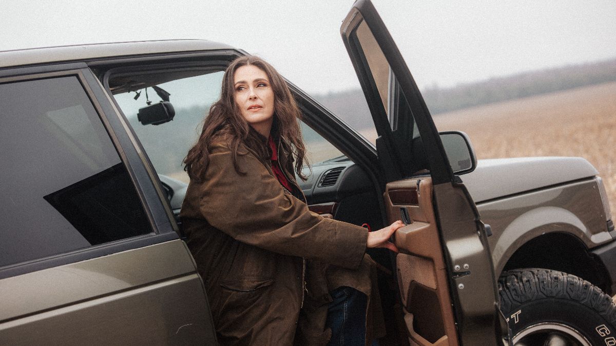 Sharon den Adel getting out of a car