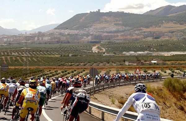 The peloton nears Puertollano