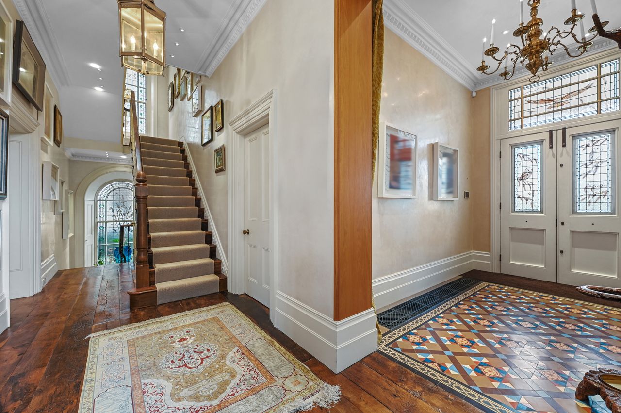 Images of a home in Vanbrugh terrace