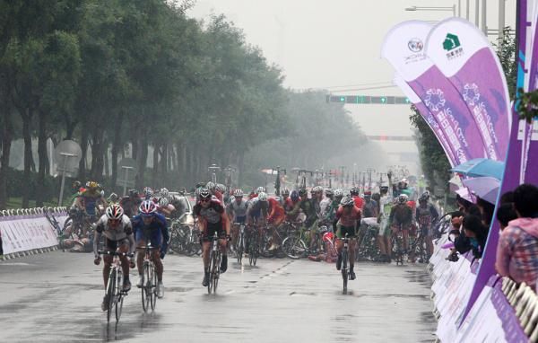 A massive crash marred the finale of stage 1