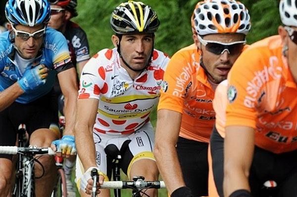 Mountain man David De La Fuente (Saunier Duval-Scott) sits behind the Euskaltel AVE