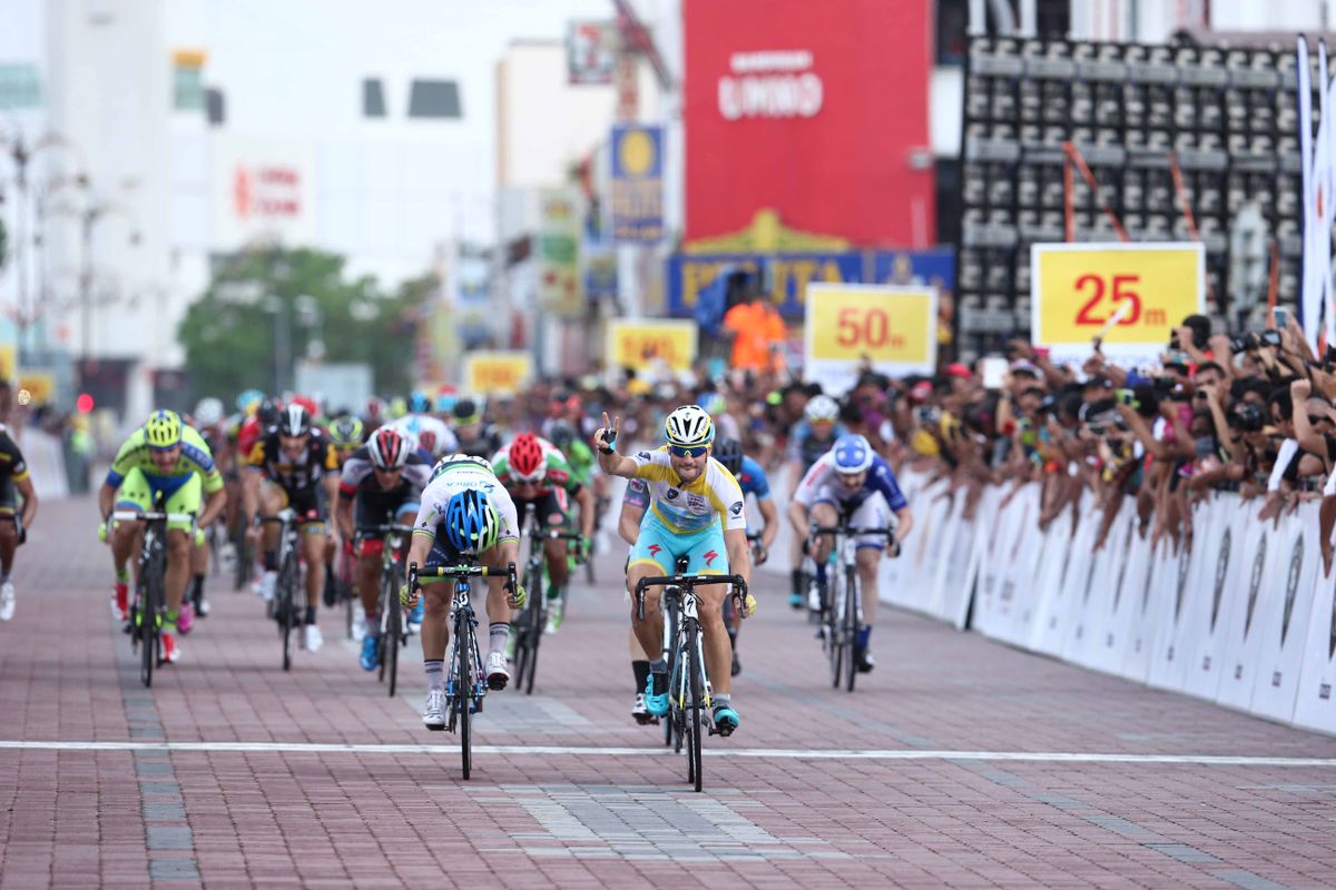 Andrea Guardini (Astana) gets the better of Caleb Ewan (Orica GreenEdge)