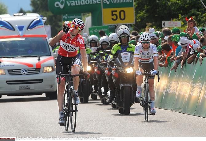 Mark Cavendish limps home