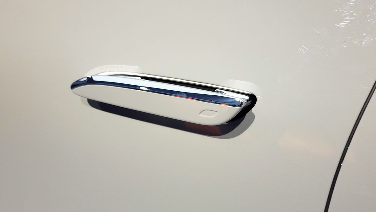 Protruding door handle from body work