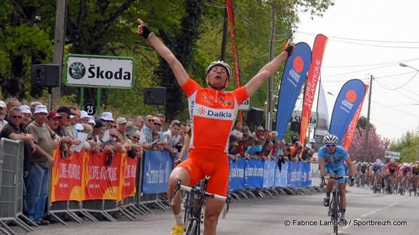 Benoit Daeninck (Roubaix Lille Metropole) had plenty of time to raise his arms and celebrate his stage win at the Tour de Bretagne.