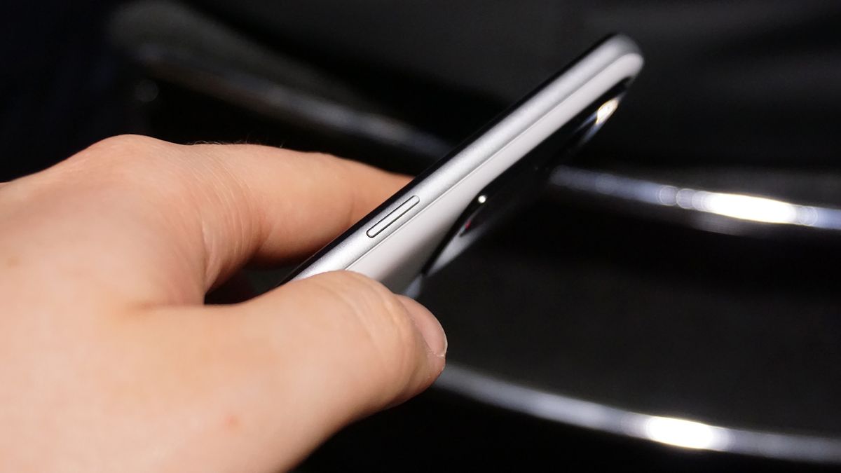 Realme GT 3 hands-on power key