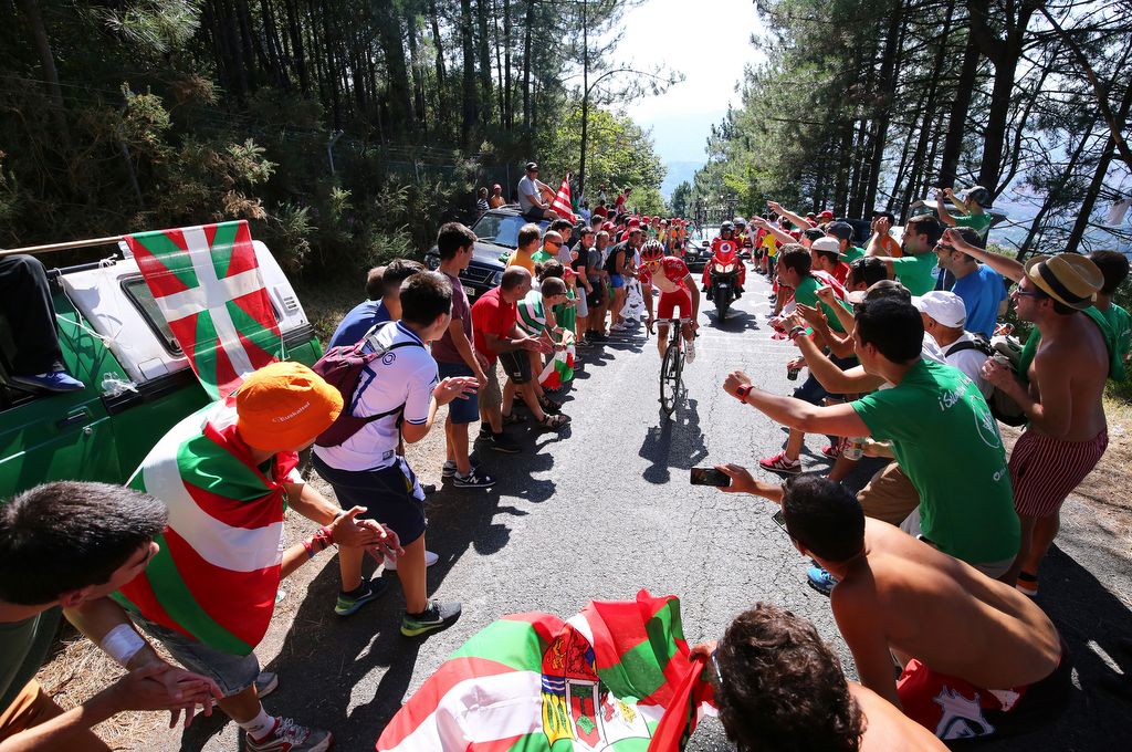 Romain Hardy rides through the see of Basque fans