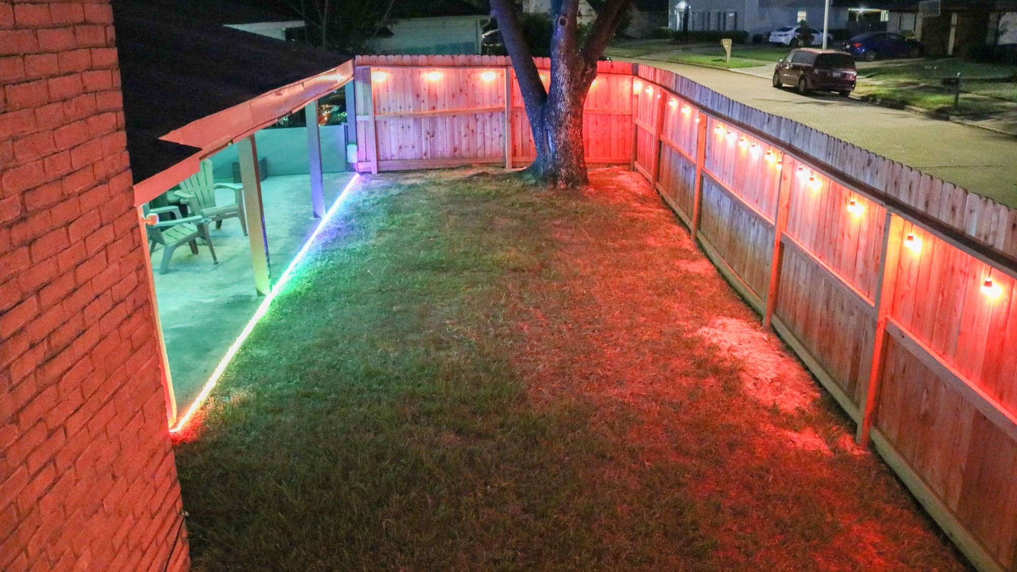 Eine Draufsicht auf einen Hinterhof, der mit den intelligenten Lichterketten und Neon-Lichterketten von Govee für den Außenbereich geschmückt ist
