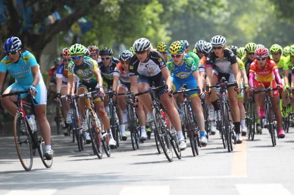 The peloton used the width of the road in the first lap