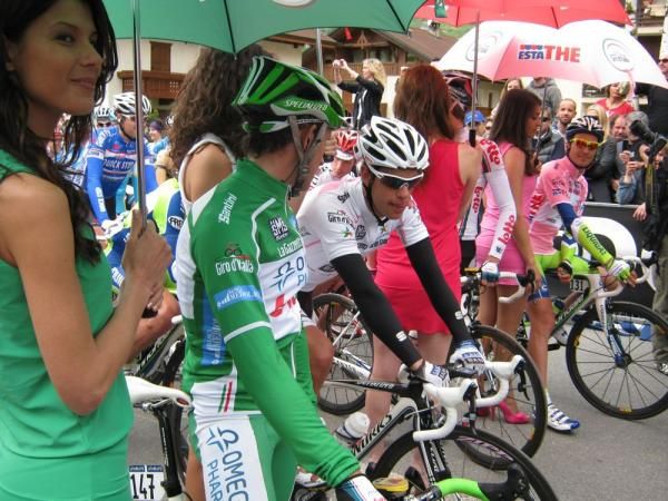 The jersey wearers line-up for the start