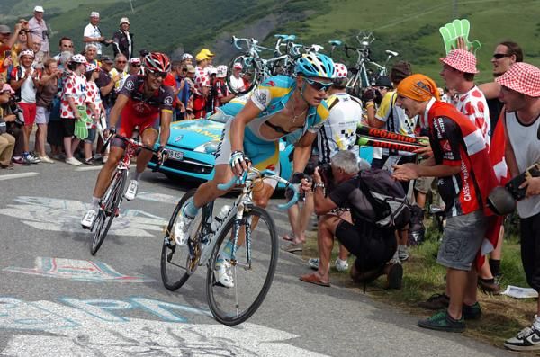 Alexandre Vinokourov leads former teammate Andreas Kl&ouml;den.