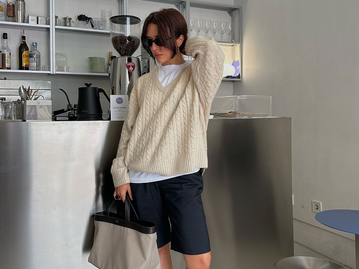 @deborabrosa v-neck sweater and bermuda shorts outfit