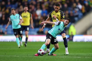 Tom Lowery of Portsmouth battles for possession with Marcus Browne of Oxford United during the Sky Bet League One match between Oxford United and Portsmouth at Kassam Stadium on April 18, 2023 in Oxford, England. (Photo by Catherine Ivill/Getty Images)