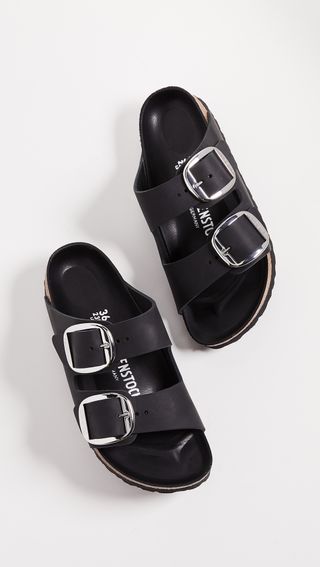 Die Birkenstock Arizona Big Buckle Sandale ist schwarz mit silbernen Beschlägen