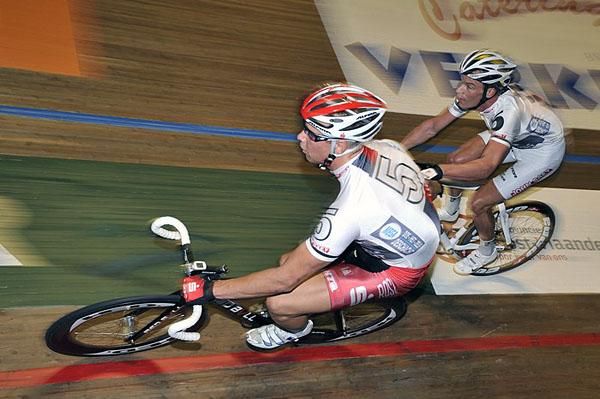 Roger Kluge throws Iljo Keisse into the fray.