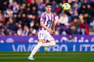 Ivan Fresneda of Real Valladolid runs with the ball during the LaLiga Santander match between Real Valladolid CF and Rayo Vallecano at Estadio Municipal Jose Zorrilla on January 14, 2023 in Valladolid, Spain.