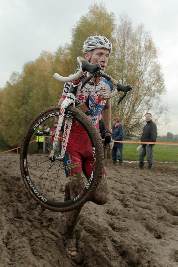 Klaas Vantornout runs through the Ardooie mud en route to victory