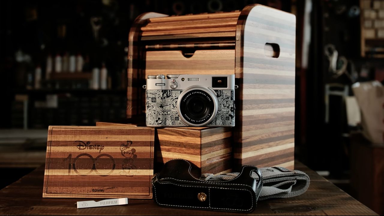 Fujifilm X100V Disney Mickey and Friends Edition