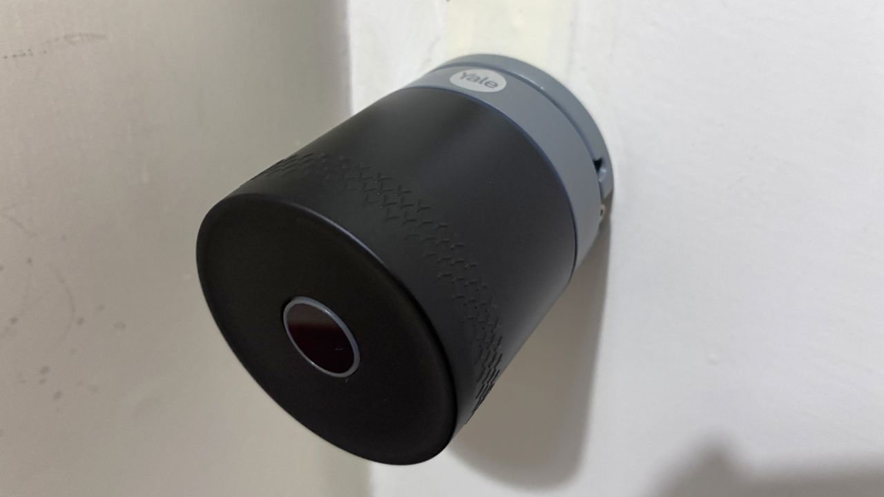 Side profile vies of Yale Linus Smart Lock L2 Lite with light off