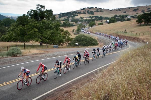 The peloton gets strung out during stage 4