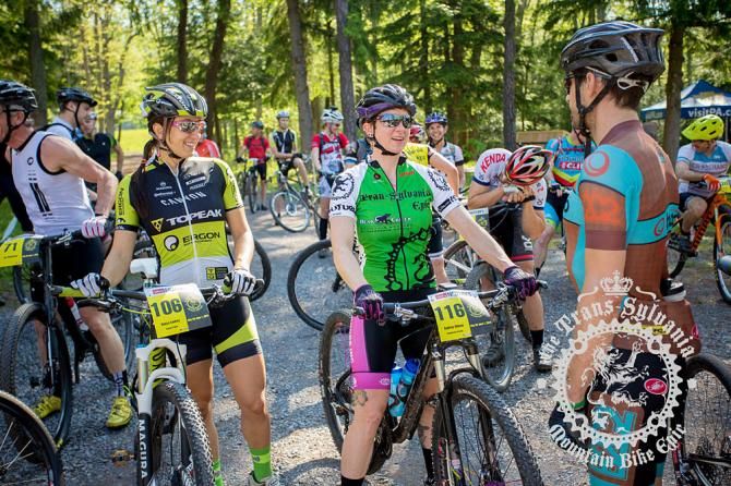 Sonya Looney, Andrea Wilson, and Michael Wissell talk before the start.