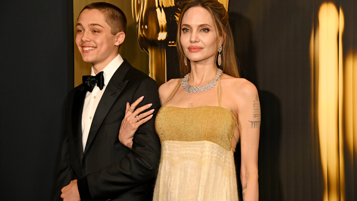 Knox, le fils d'Angelina Jolie, la rejoint sur le tapis rouge pour la première fois en 3 ans